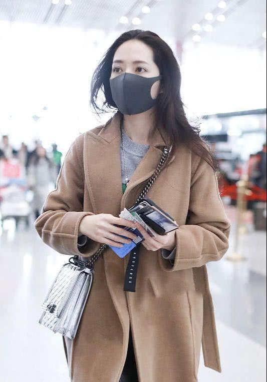 驼色大衣明星搭配图片